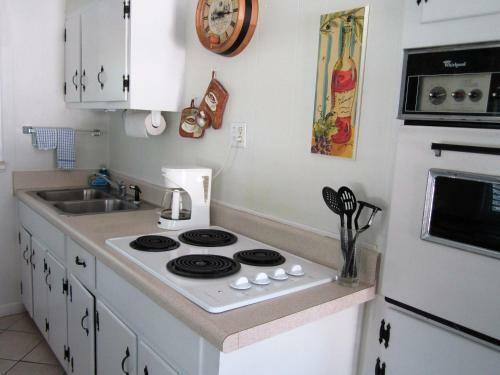Tropical Winds Beachfront Motel And Cottages