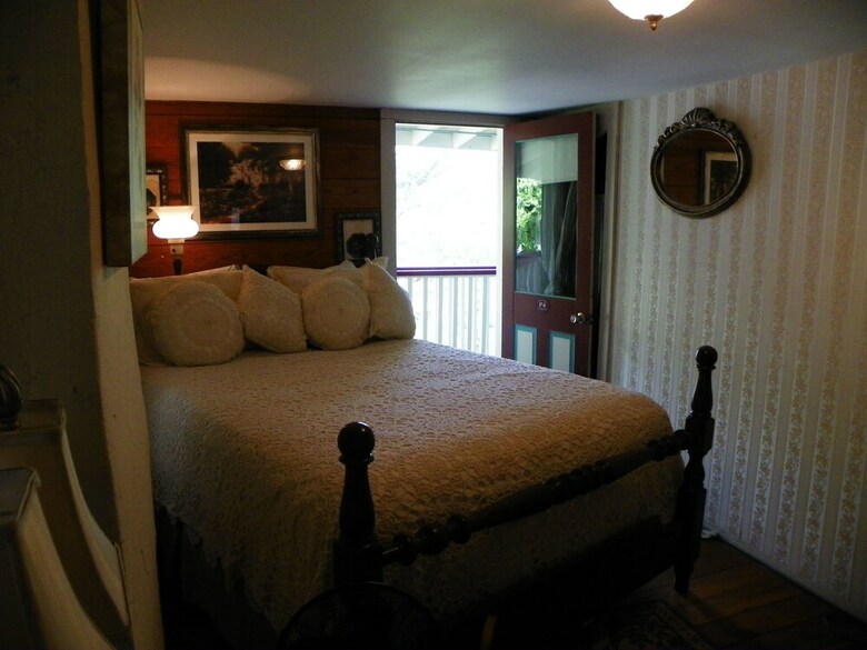 Bed & Breakfast All Seasons Inn