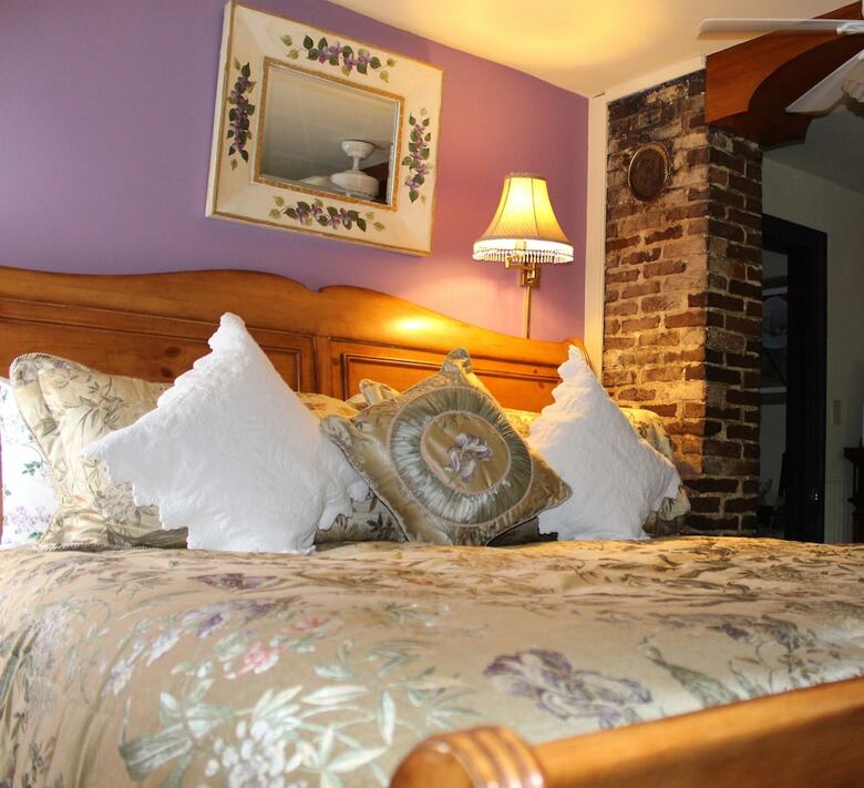 Bed & Breakfast All Seasons Inn