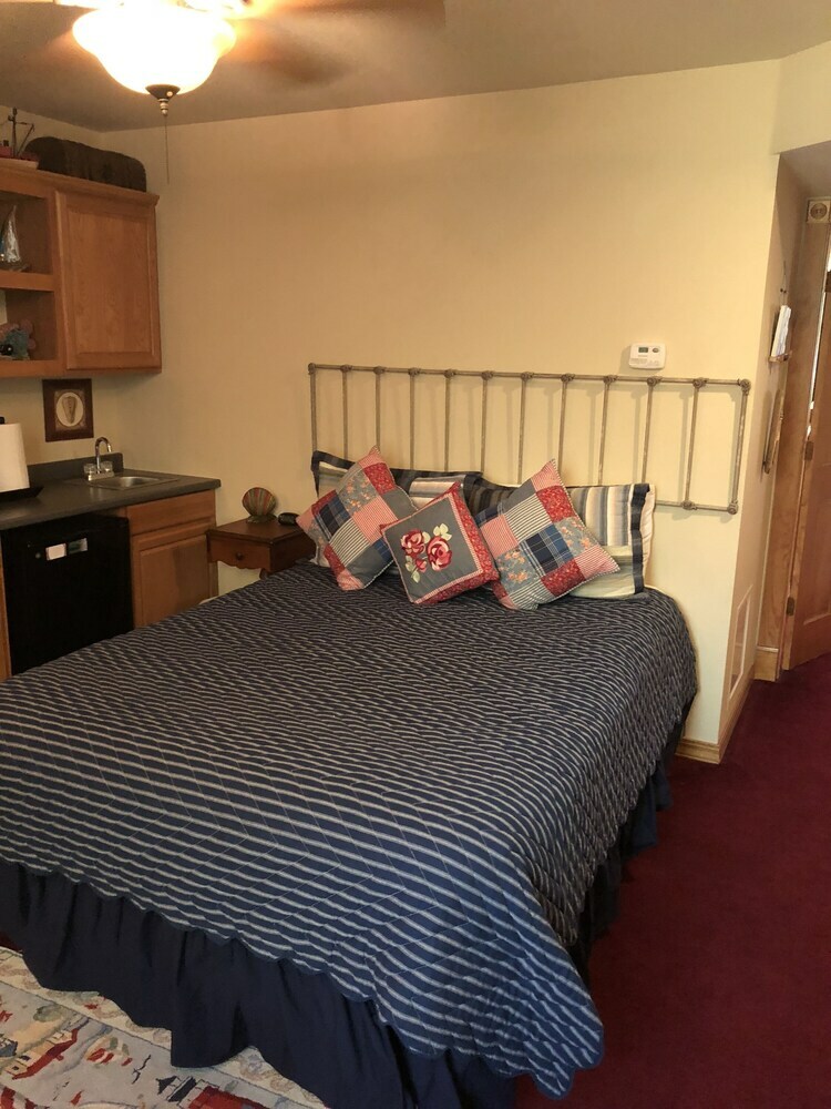 Bed & Breakfast All Seasons Inn