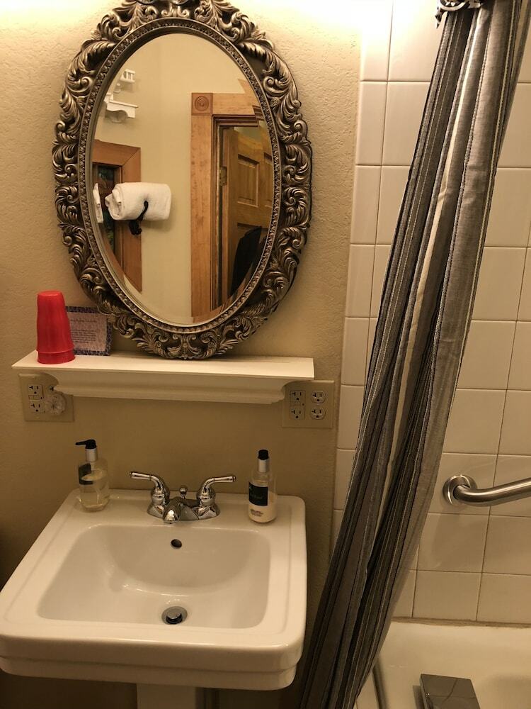 Bed & Breakfast All Seasons Inn