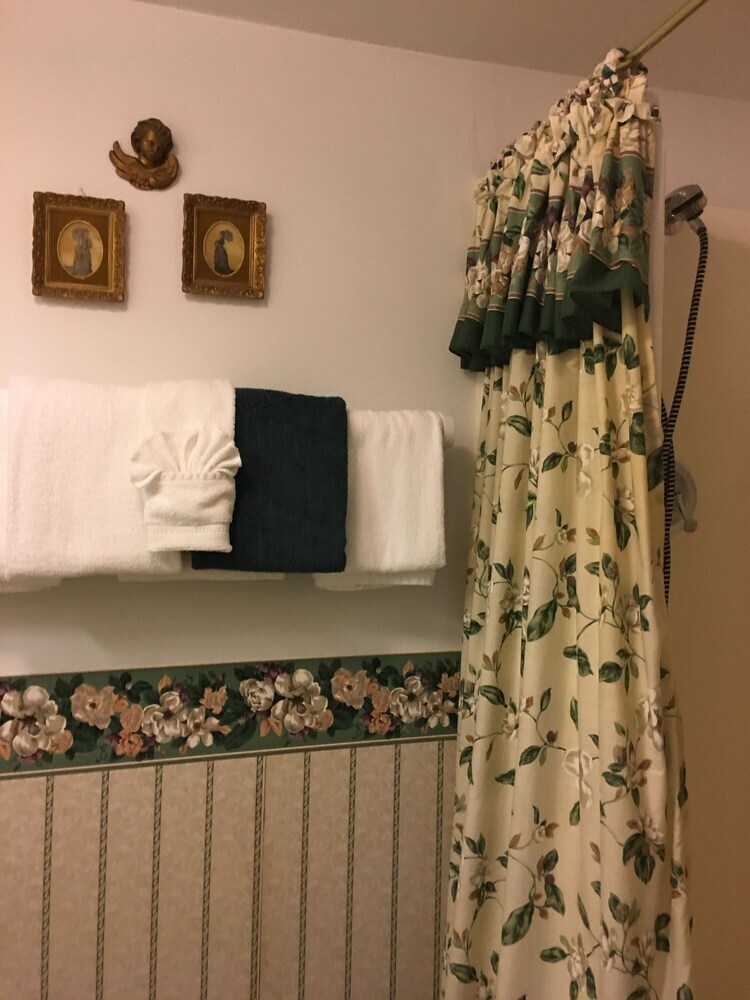 Bed & Breakfast All Seasons Inn