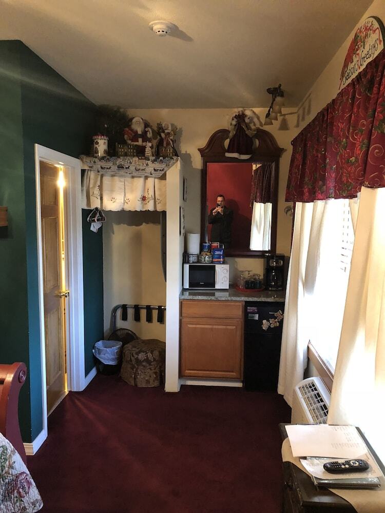 Bed & Breakfast All Seasons Inn