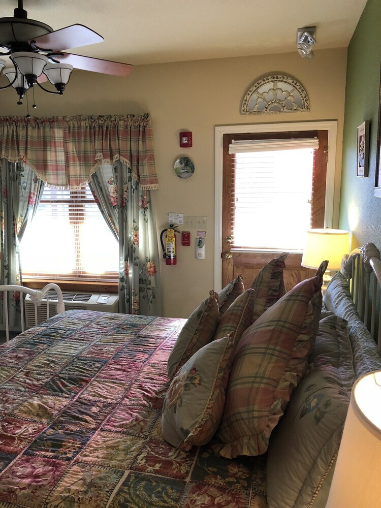 Bed & Breakfast All Seasons Inn