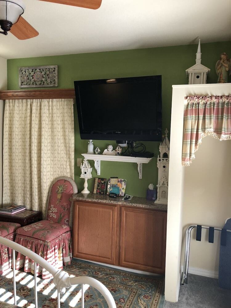 Bed & Breakfast All Seasons Inn