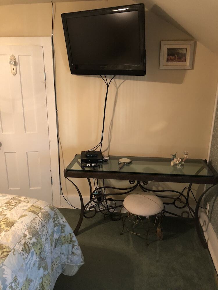 Bed & Breakfast All Seasons Inn