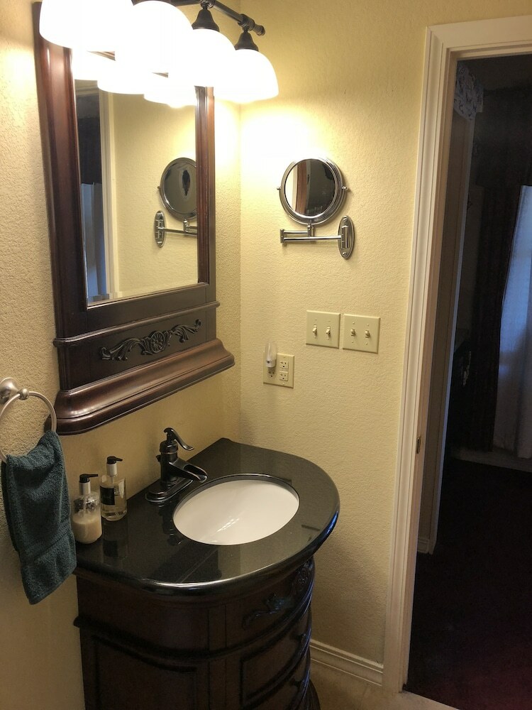 Bed & Breakfast All Seasons Inn