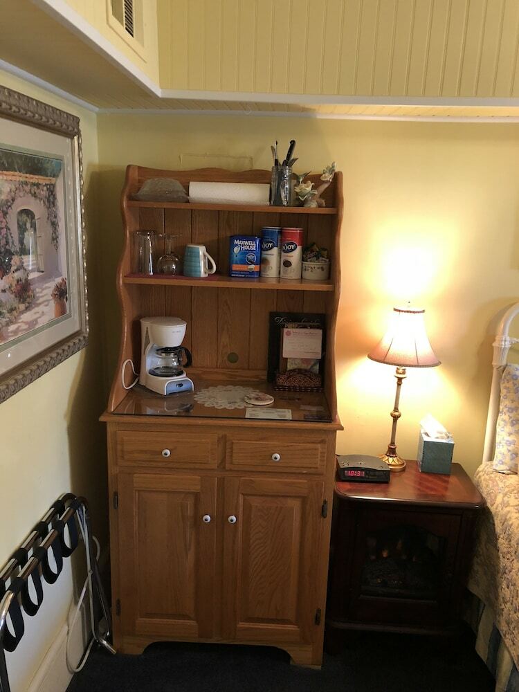 Bed & Breakfast All Seasons Inn