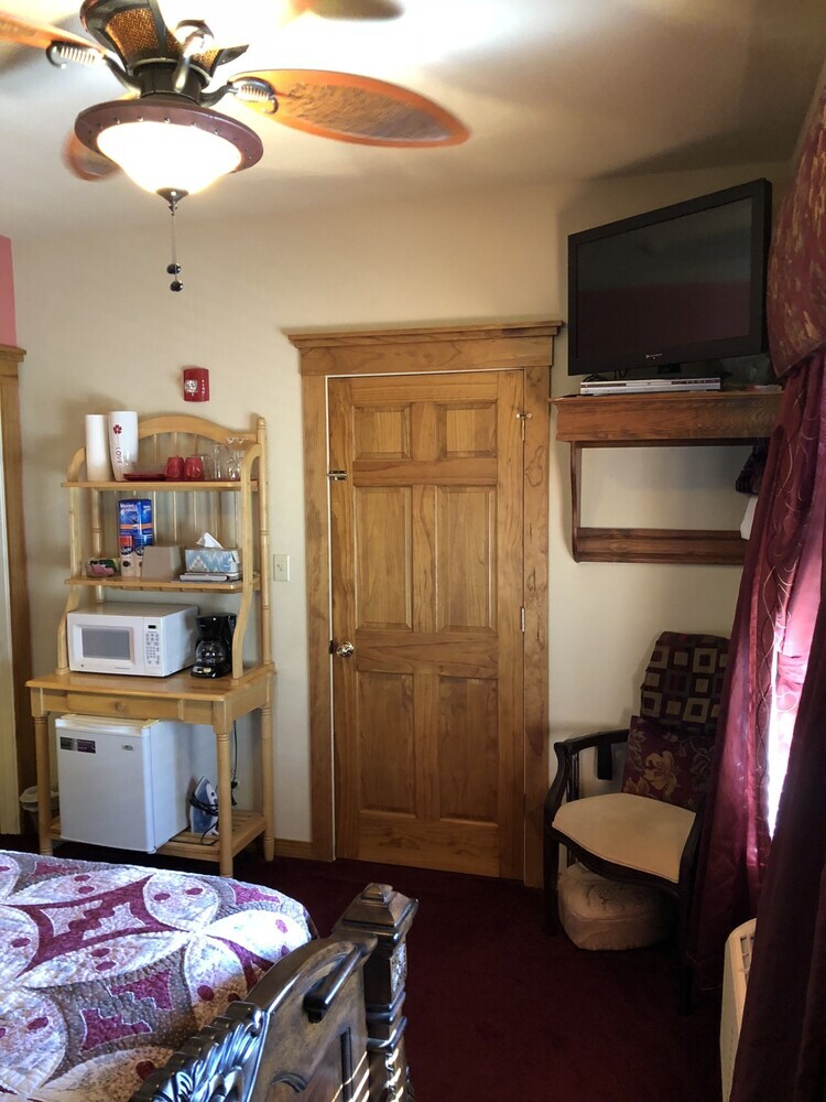 Bed & Breakfast All Seasons Inn