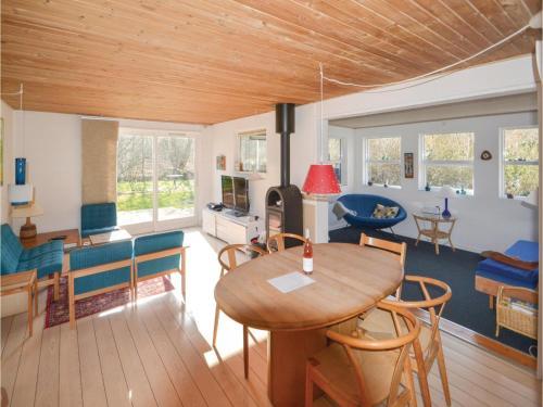 Three-bedroom Holiday Home In Allingabro