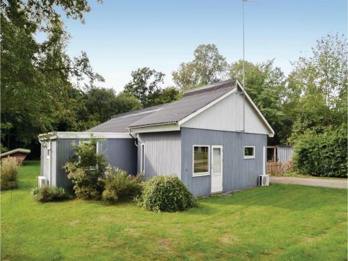 Three-bedroom Holiday Home In Allingabro