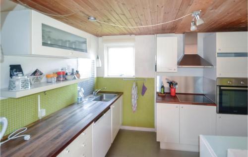 Three-bedroom Holiday Home In Allingabro