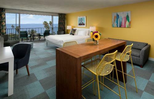 Hotel La Jolla Cove Suites