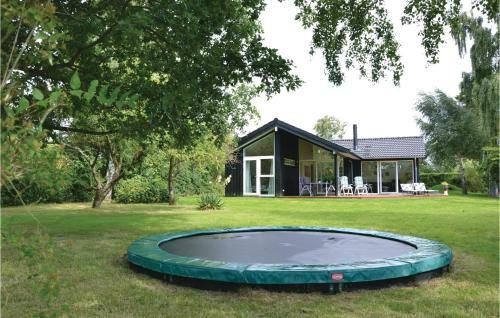 Three-bedroom Holiday Home In Dronningmolle