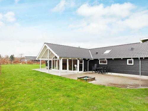 Five-bedroom Holiday Home In Ebeltoft 2