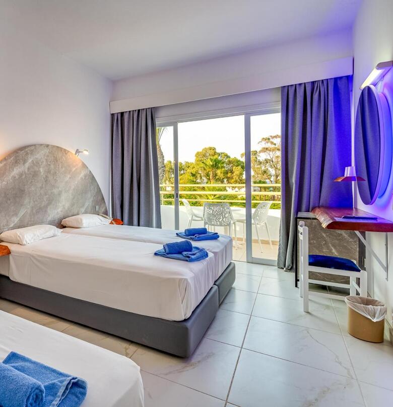 Hotel Adelais Bay