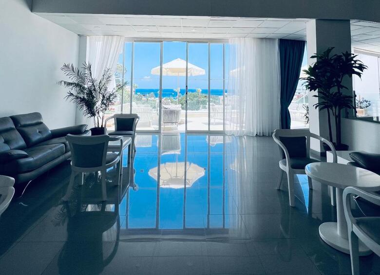 Hotel Adelais Bay