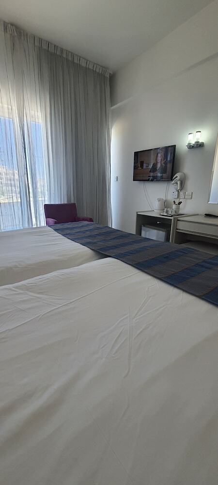 Hotel Silver Sands(.)