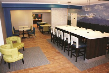 Medford Hotel Inn & Suites