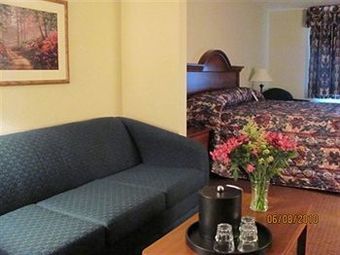 Hotel Dollinger's Inn & Suites