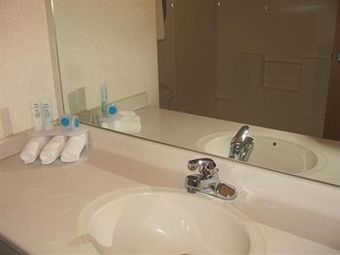 Hotel Dollinger's Inn & Suites