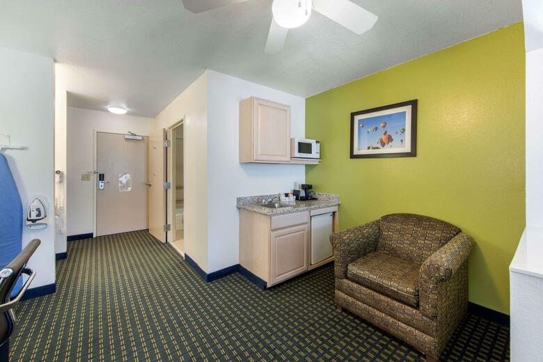 Hotel Days Inn & Suites Of Clayton