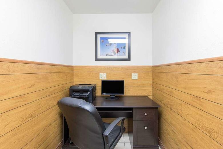 Hotel Days Inn & Suites Of Clayton