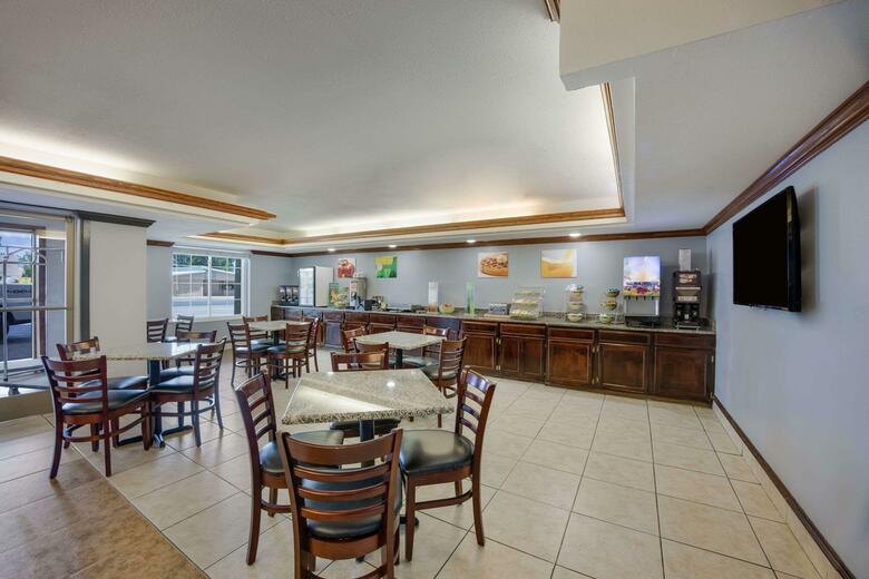 Hotel Days Inn & Suites Of Clayton