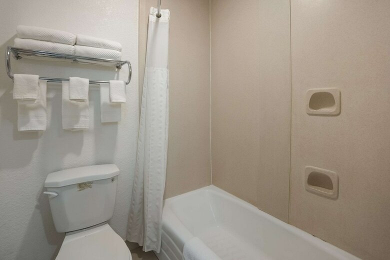 Hotel Days Inn & Suites Of Clayton