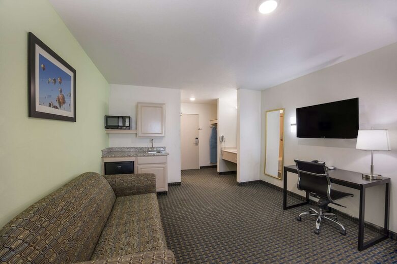 Hotel Days Inn & Suites Of Clayton