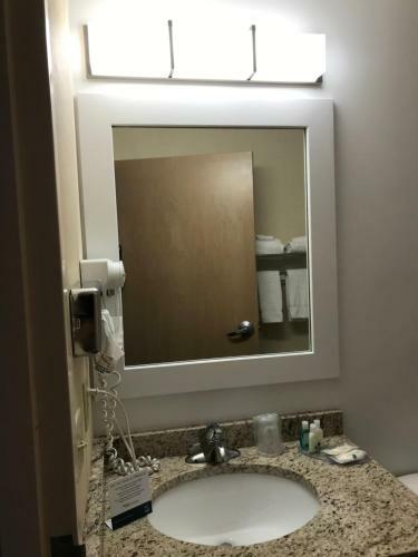 Hotel Brookshire Inn And Suites