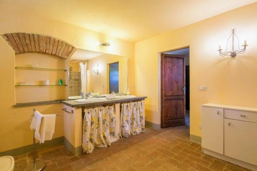 Capannoli Villa Sleeps 8 Pool Wifi