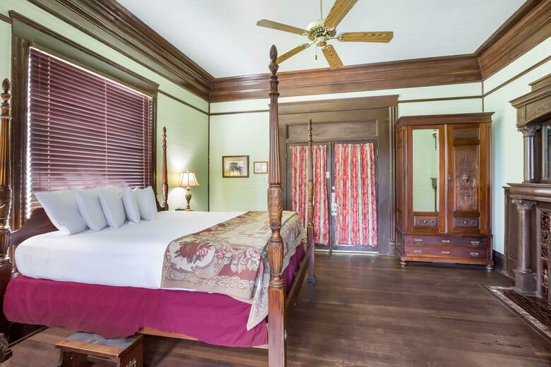 Bed & Breakfast Coombs Inn And Suites
