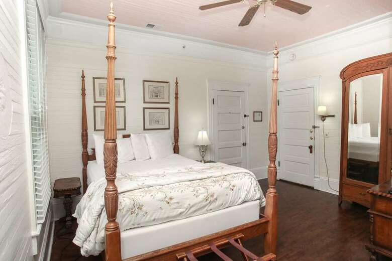 Bed & Breakfast Coombs Inn And Suites