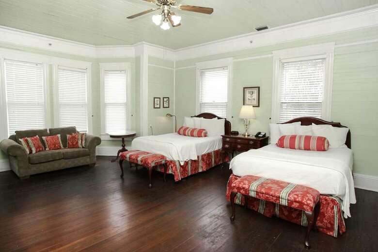 Bed & Breakfast Coombs Inn And Suites
