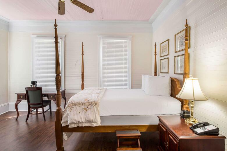 Bed & Breakfast Coombs Inn And Suites