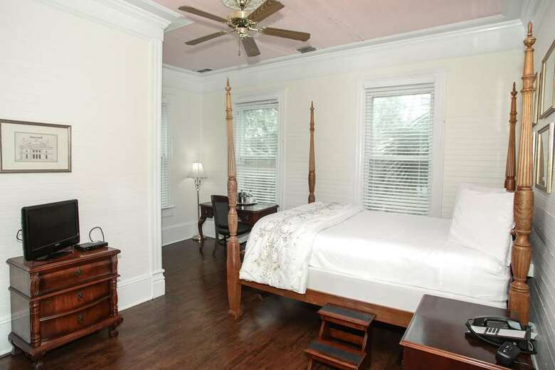 Bed & Breakfast Coombs Inn And Suites