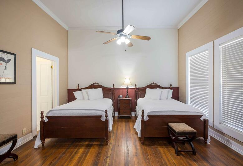 Bed & Breakfast Coombs Inn And Suites