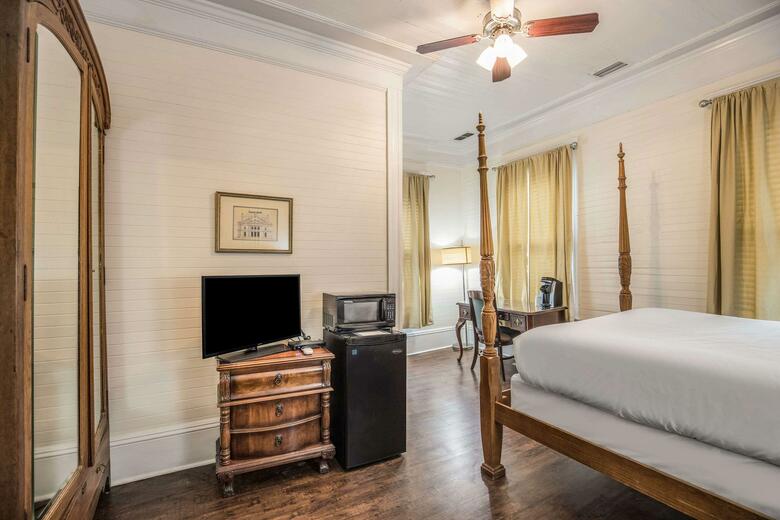 Bed & Breakfast Coombs Inn And Suites
