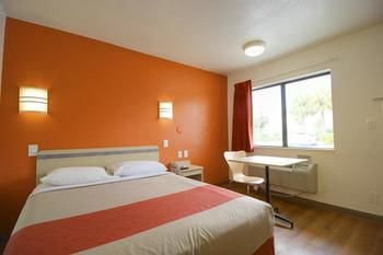 Motel 6 Lantana