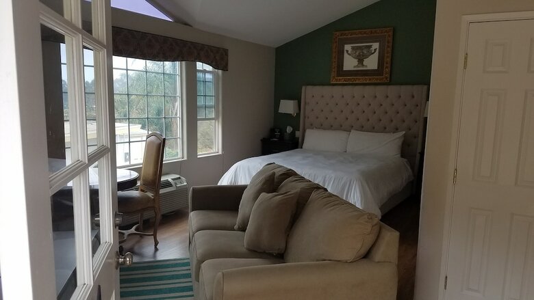 Hotel Malibu Country Inn