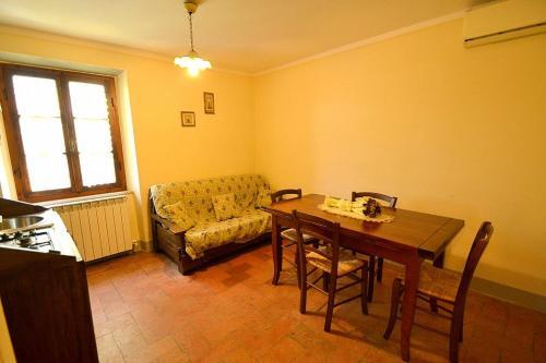 Camucia-monsigliolo Villa Sleeps 9 Pool Air Con