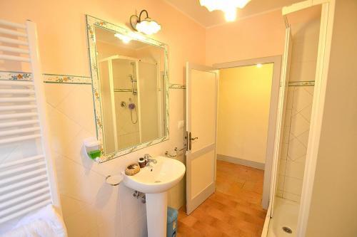 Camucia-monsigliolo Villa Sleeps 9 Pool Air Con