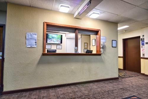 Hotel Katahdin Inn & Suites