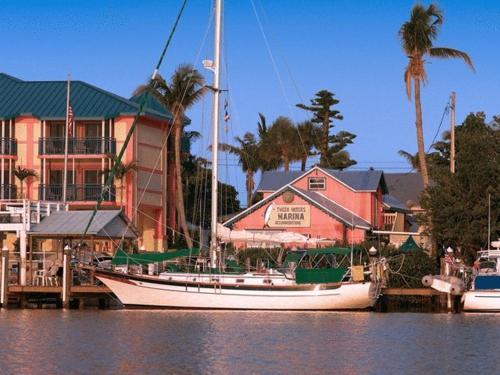 Hotel Tween Waters Inn Island Resort