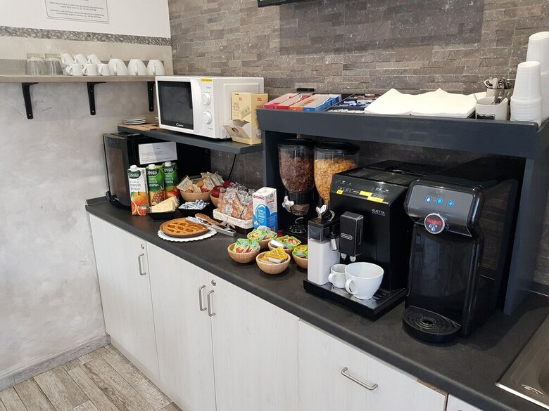 Hostal Apple Rooms Rome Airport