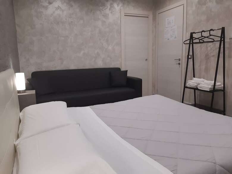 Hostal Apple Rooms Rome Airport