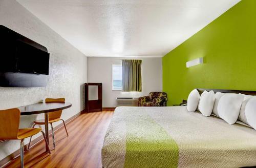Motel 6 Moriarty