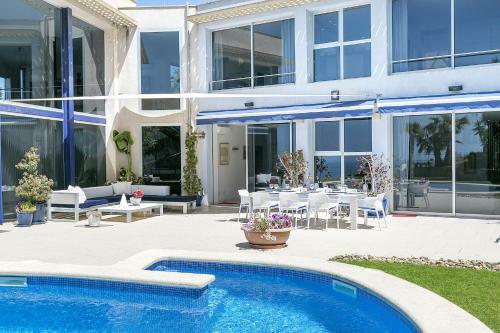 Villa Bay Blue, By Priority