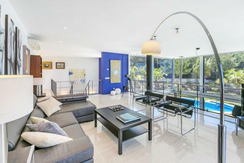 Villa Bay Blue, By Priority